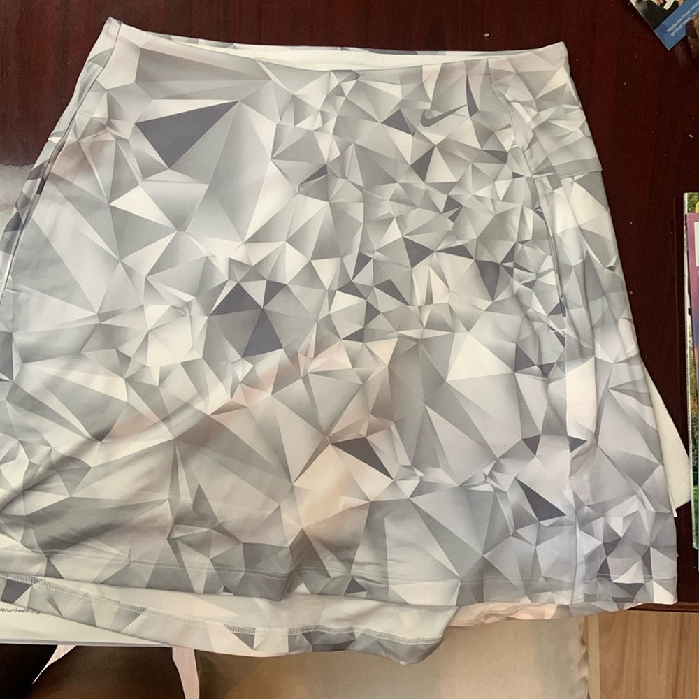 Nike Dry Fit tennis pickleball White / Gray Shadow Graphic Skort Size small